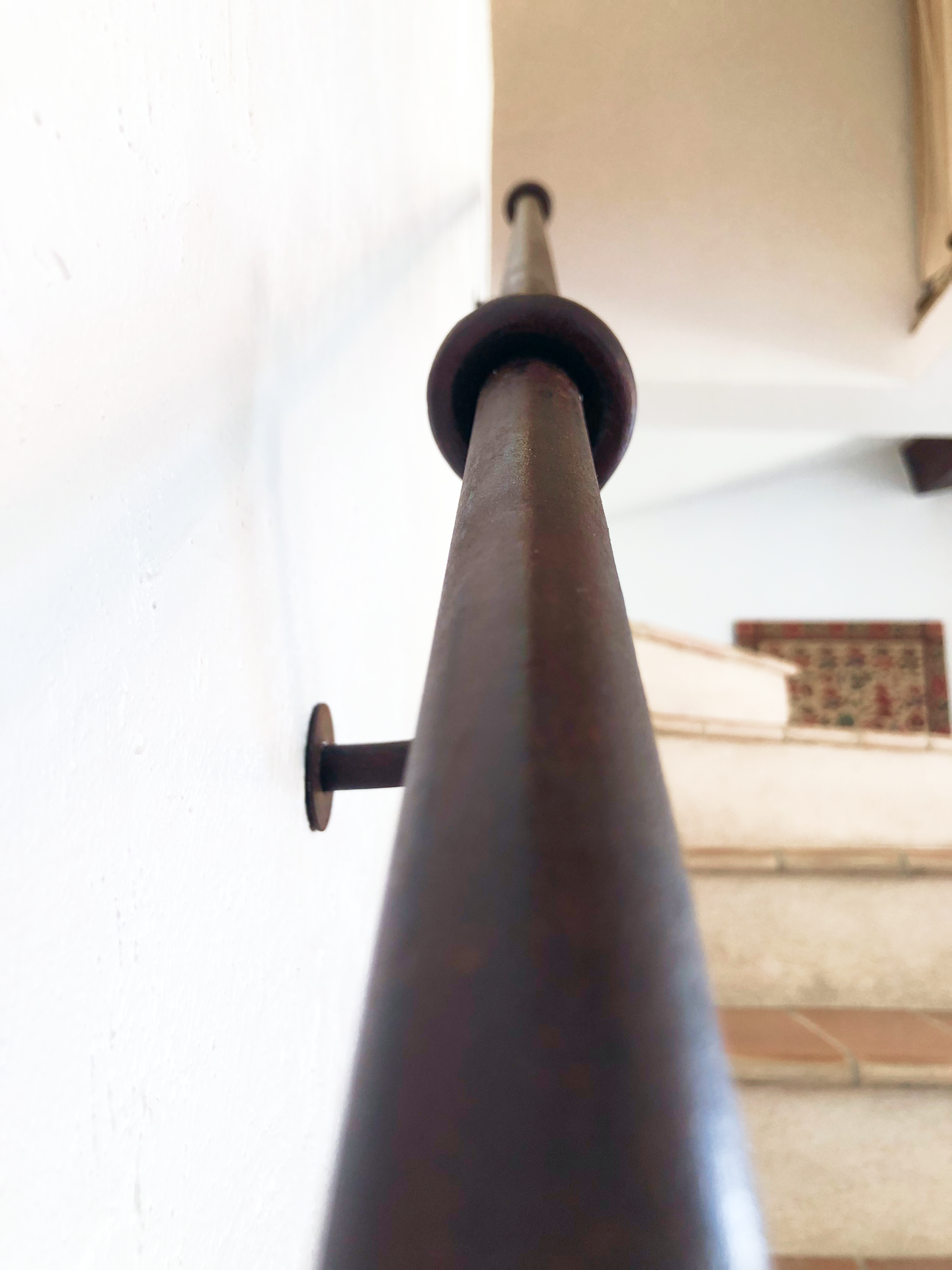 Photo gros plan d'une rembarde d'escalier dans un style rustique forgée dans l'atelier Vallet d'Art par notre artisan ferronnier, sur la côte d'azur