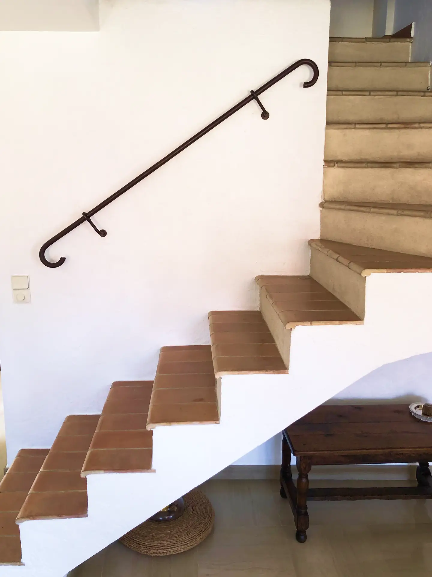 Photo d'une rembarde d'escalier dans un style rustique forgée dans l'atelier Vallet d'Art par notre artisan ferronnier, sur la côte d'azur
