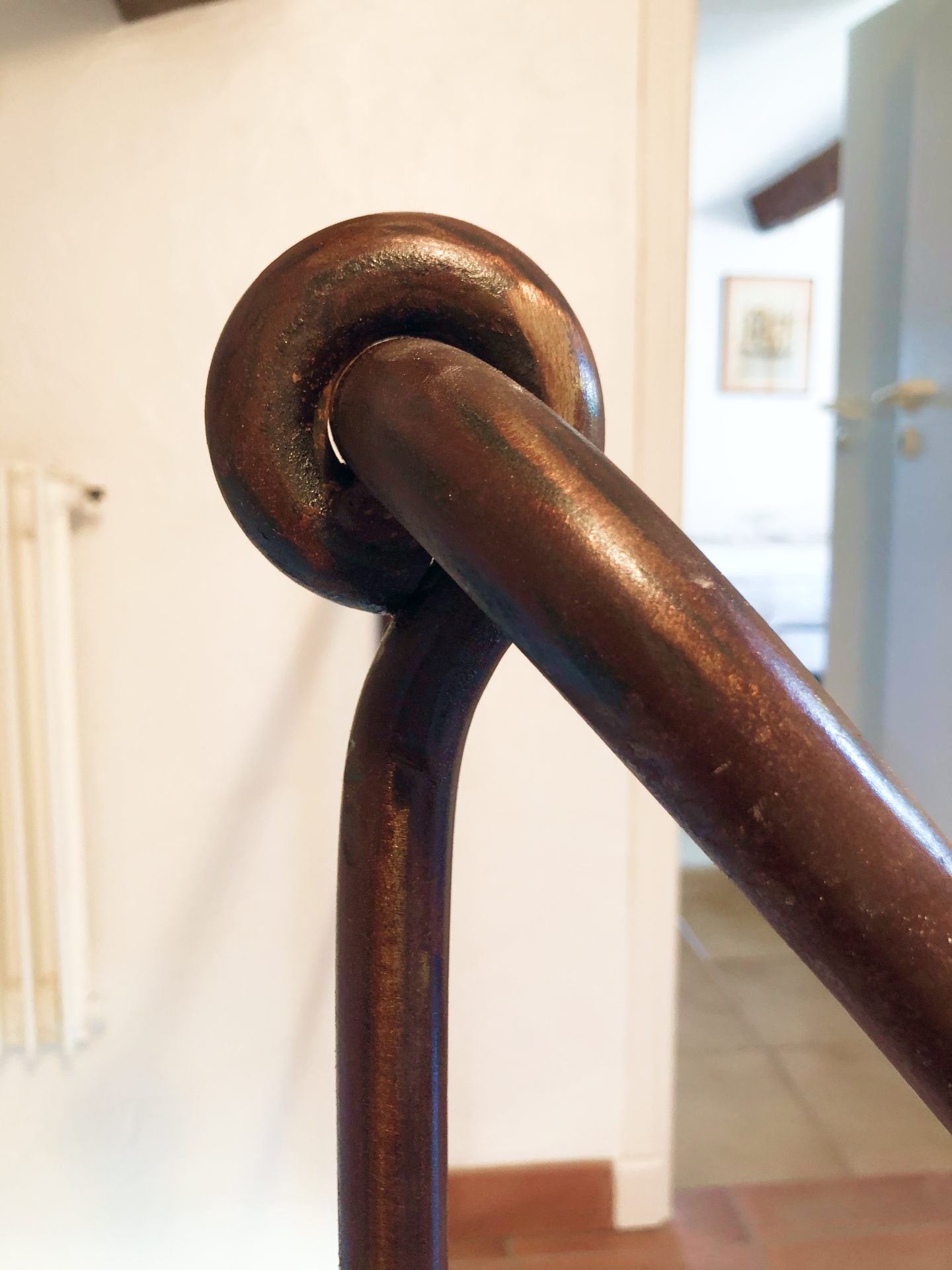 Photo gros plan des détails d'une rembarde d'escalier dans un style rustique forgée dans l'atelier Vallet d'Art par notre artisan ferronnier, sur la côte d'azur