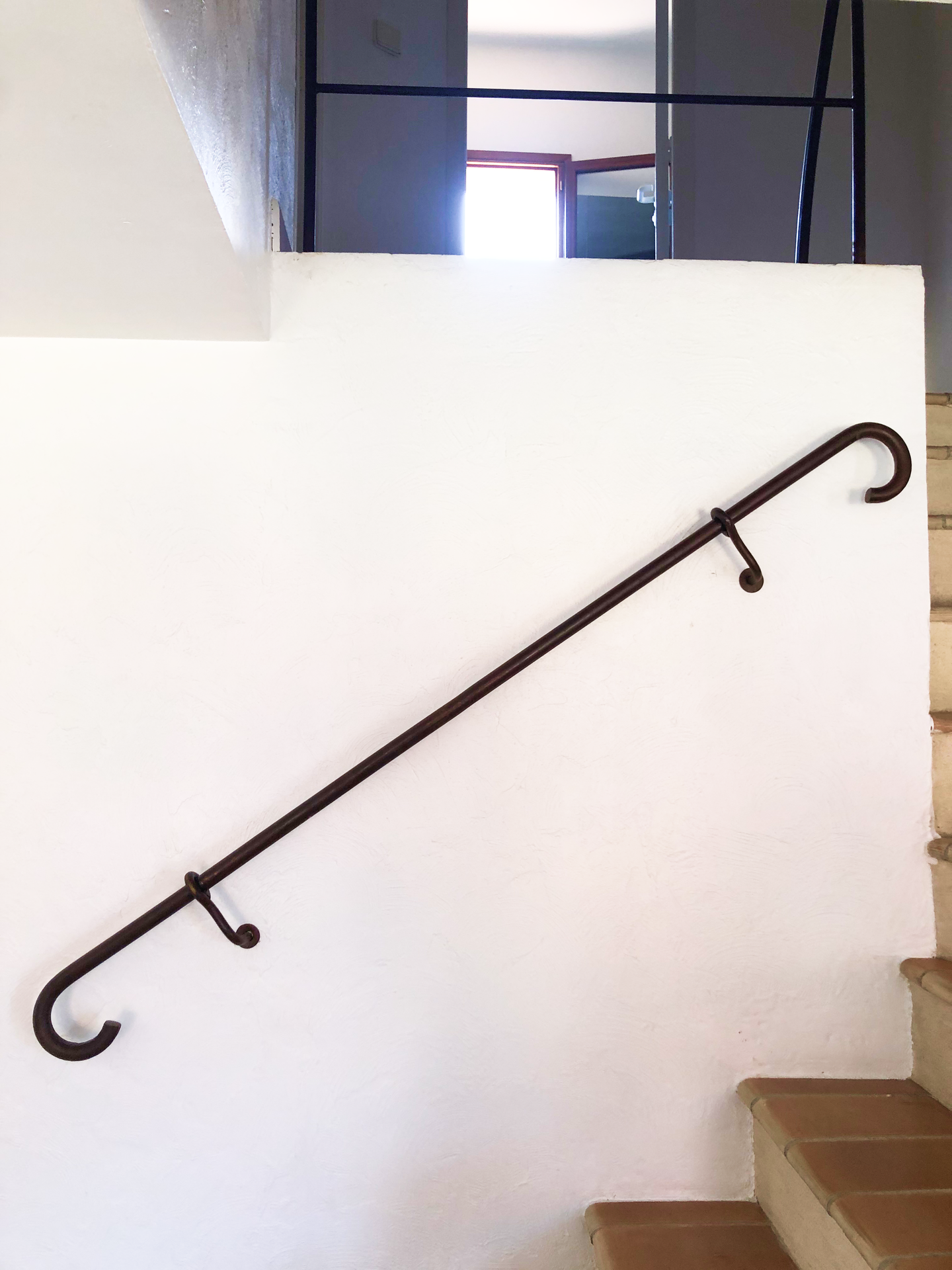 Photo d'une rembarde d'escalier et d'un garde corps dans un style rustique forgés dans l'atelier Vallet d'Art par notre artisan ferronnier, sur la côte d'azur