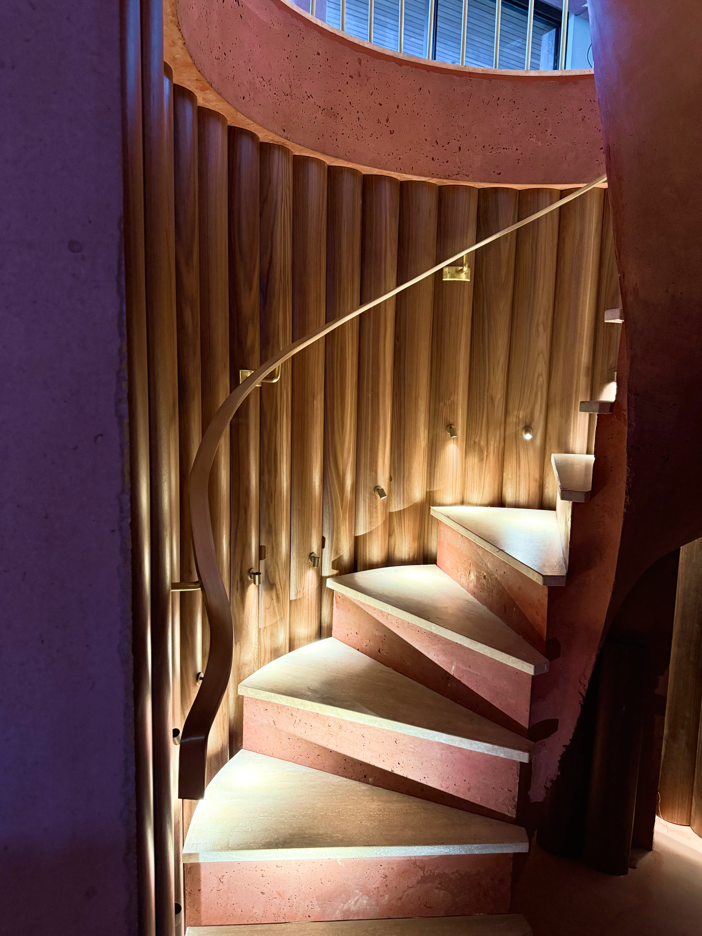 Photo d'un escalier, avec une rembarde élégante en laiton forgée dans l'atelier Vallet d'Art par notre artisan ferronnier, sur la côte d'azur