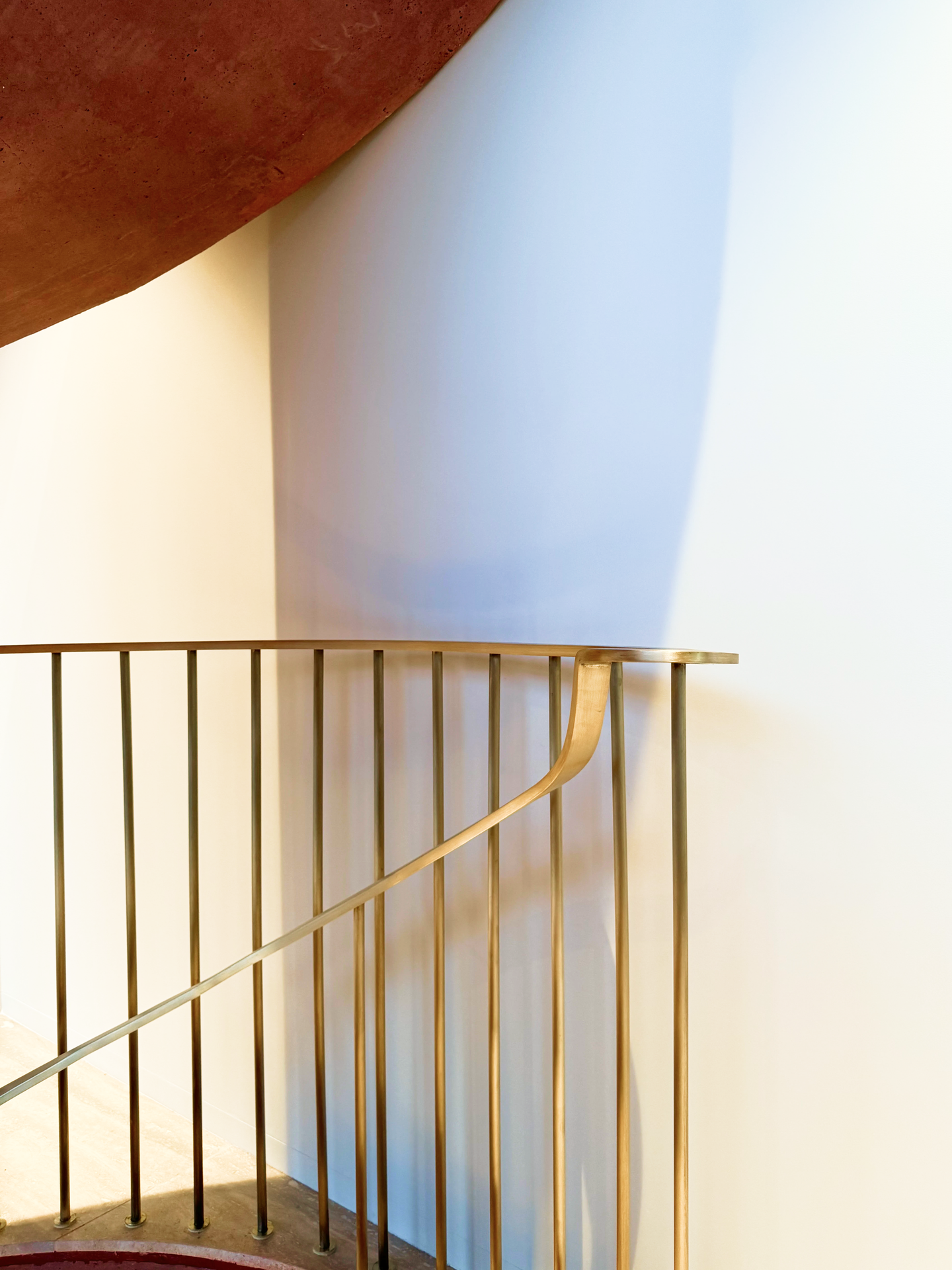 Photo d'un escalier, avec une rembarde élégante en laiton forgée dans l'atelier Vallet d'Art par notre artisan ferronnier, sur la côte d'azur