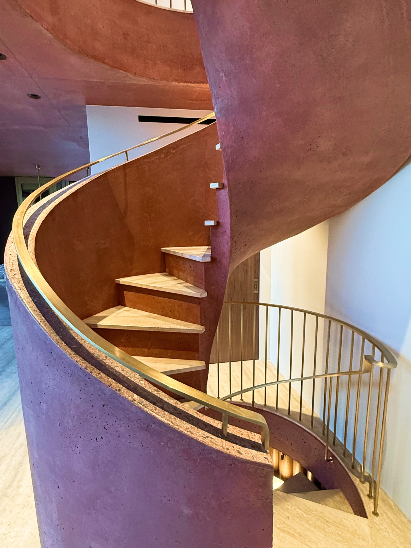 Photo d'un escalier, avec une rembarde élégante en laiton forgée dans l'atelier Vallet d'Art par notre artisan ferronnier, sur la côte d'azur