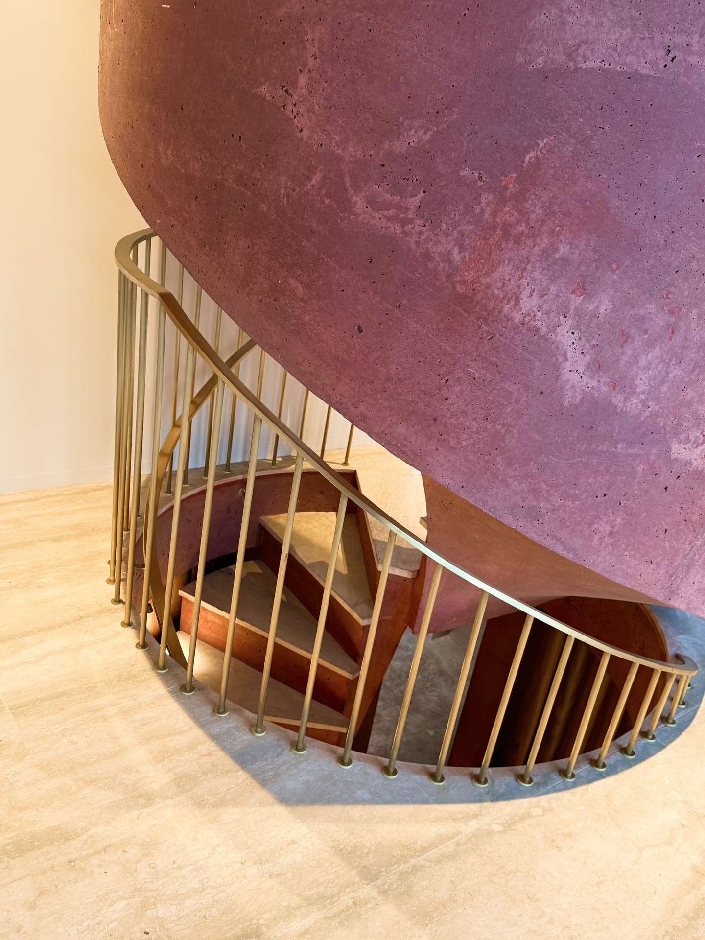 Photo d'un escalier, avec une rembarde élégante en laiton forgée dans l'atelier Vallet d'Art par notre artisan ferronnier, sur la côte d'azur