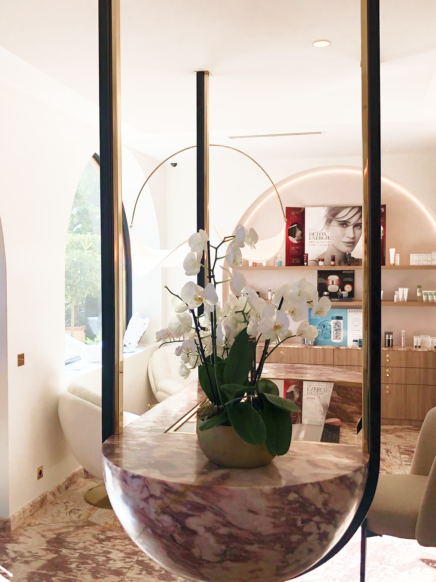 Photo d'un bureau suspendu chez un salon de coiffure, en marbre et détails en laiton, forgé dans l'atelier Vallet d'Art par notre artisan ferronnier, sur la côte d'azur