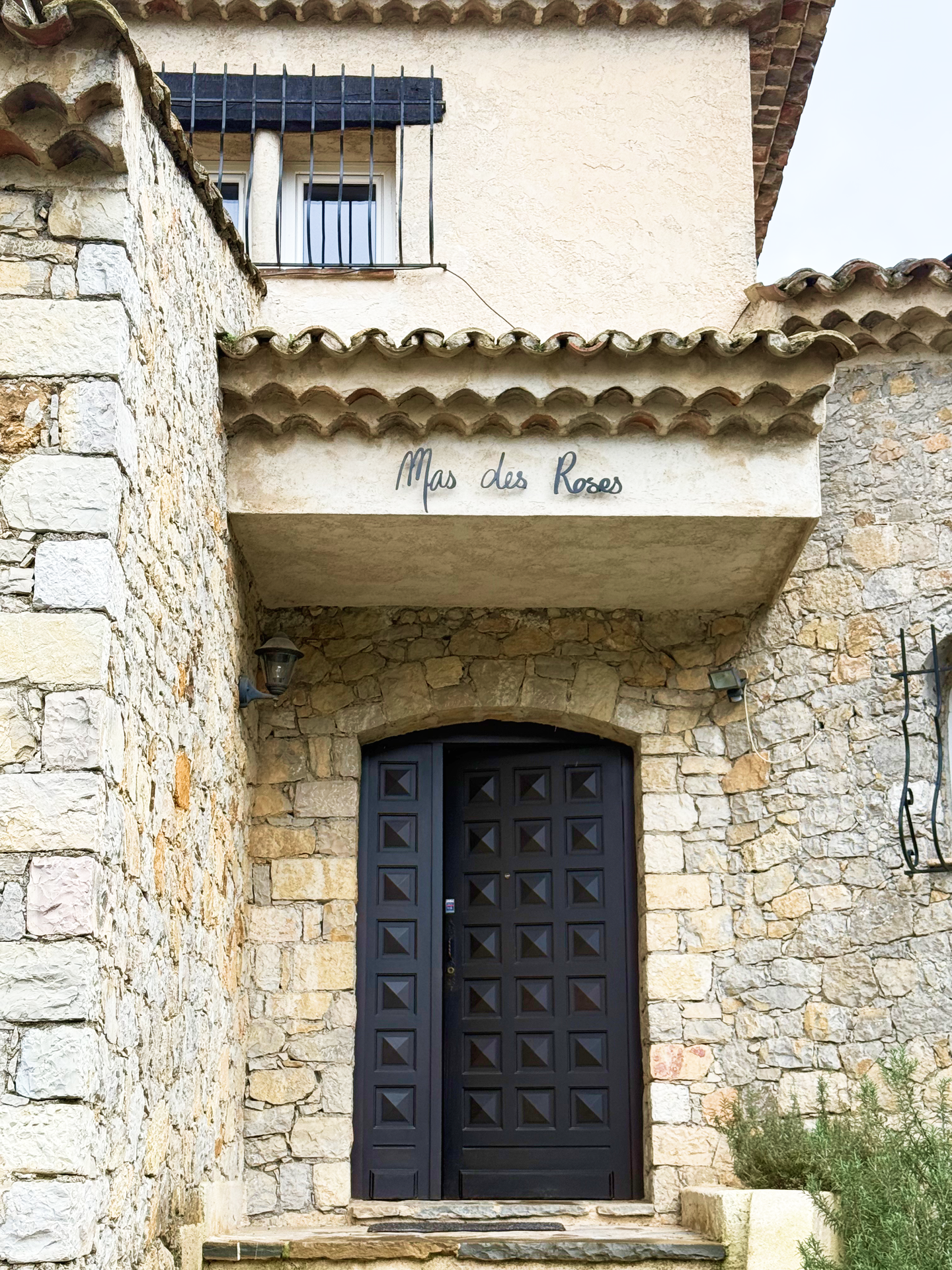 Photo d'une entrée de villa, avec inscription et grilles de fenêtres forgées dans l'atelier Vallet d'Art par notre artisan ferronnier, sur la côte d'azur