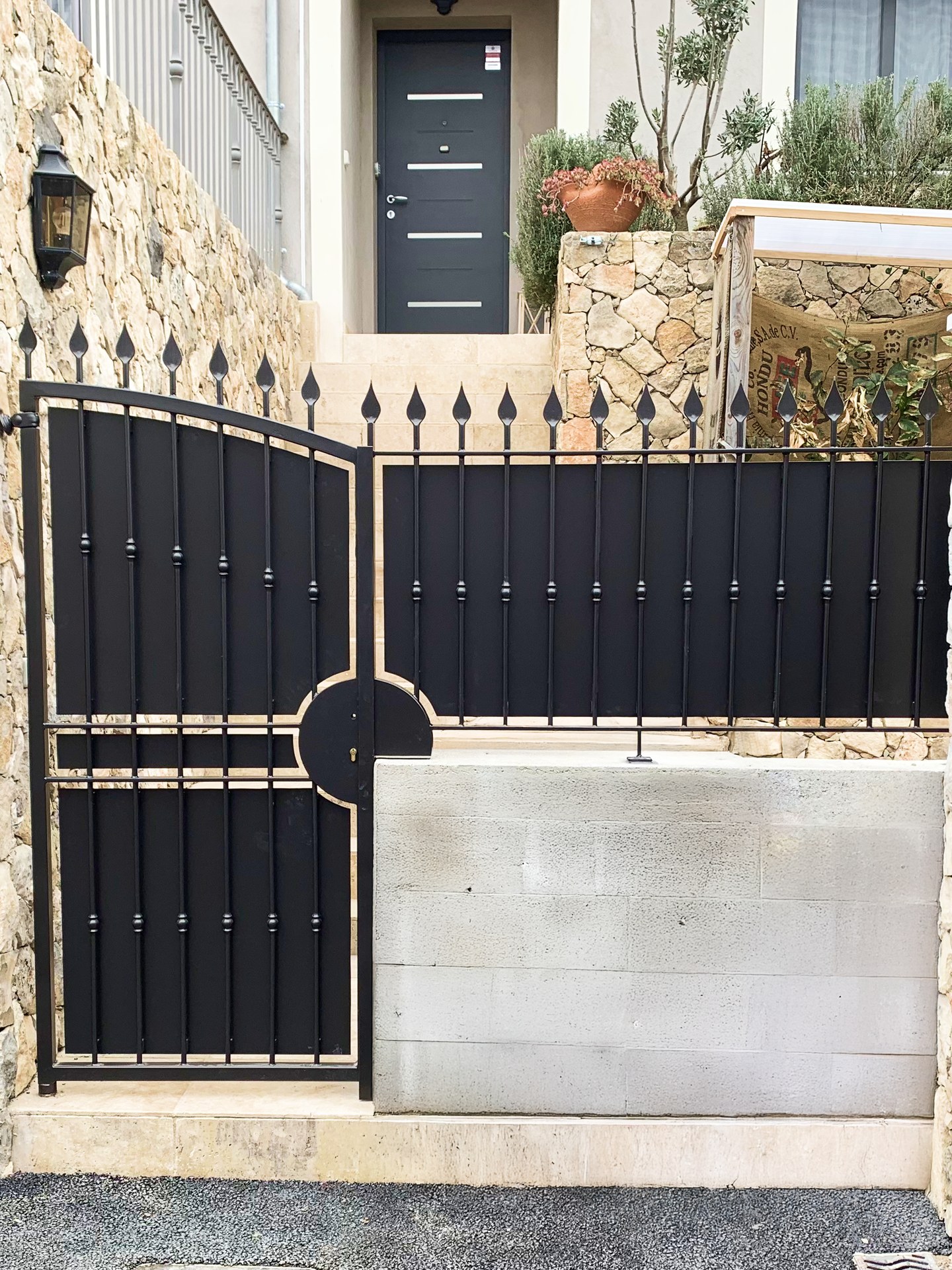 Photo d'un portillon forgé dans l'atelier Vallet d'Art par notre artisan ferronnier, sur la côte d'azur
