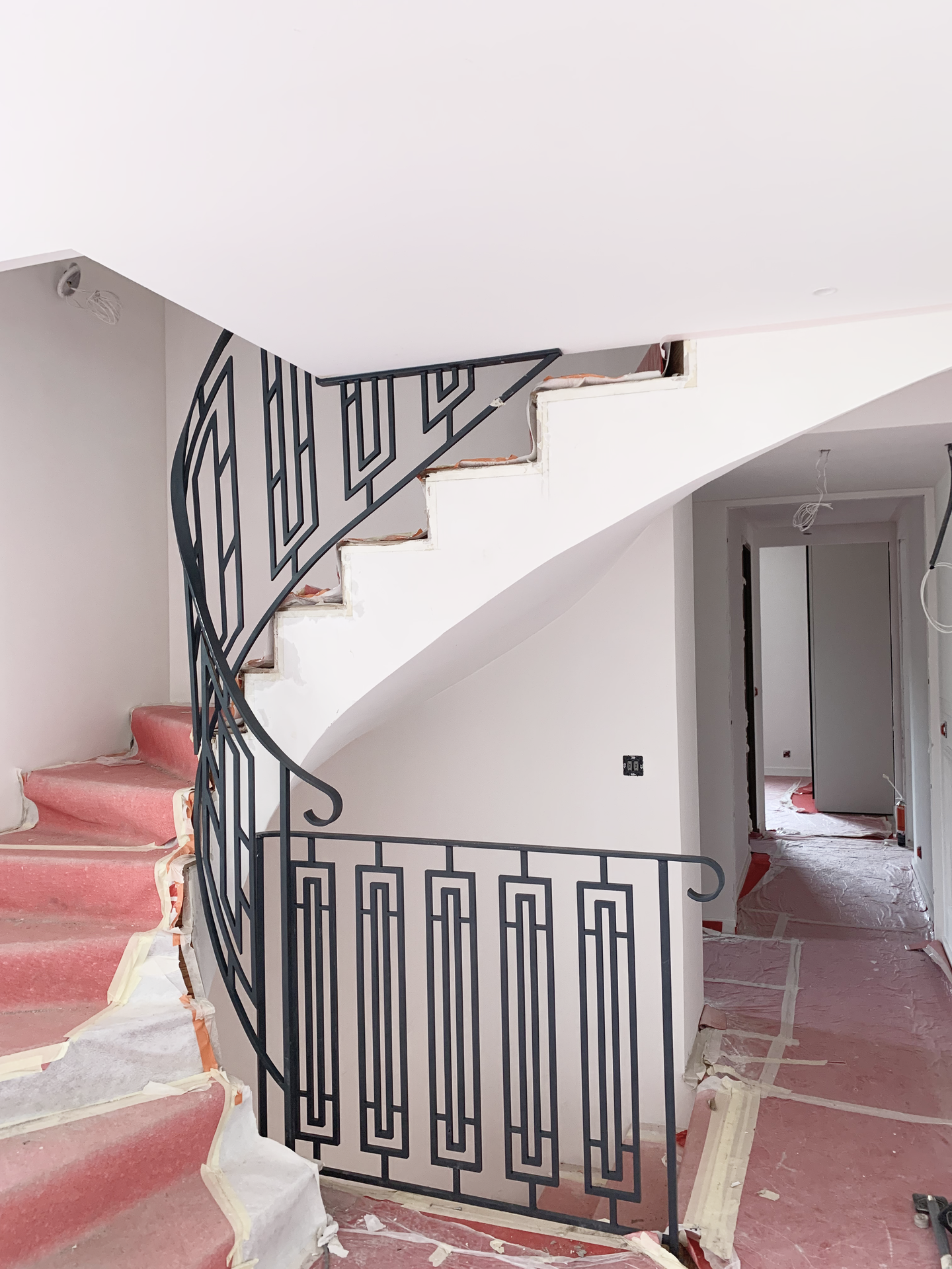 rembarde d'escalier noire forgée dans l'atelier Vallet d'Art par notre artisan ferronnier, sur la côte d'azur