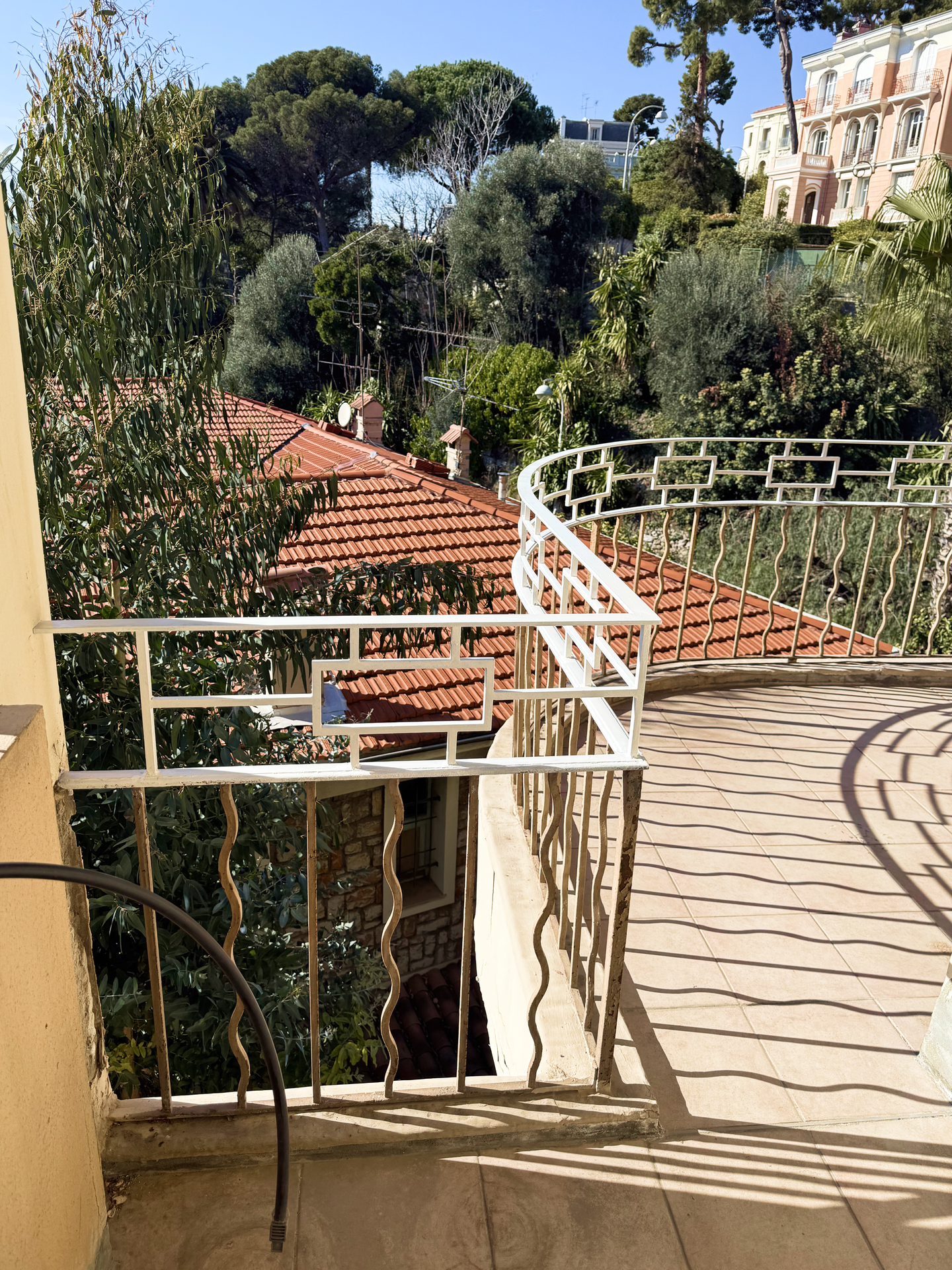 garde corps forgé dans l'atelier Vallet d'Art par notre artisan ferronnier, sur la côte d'azur