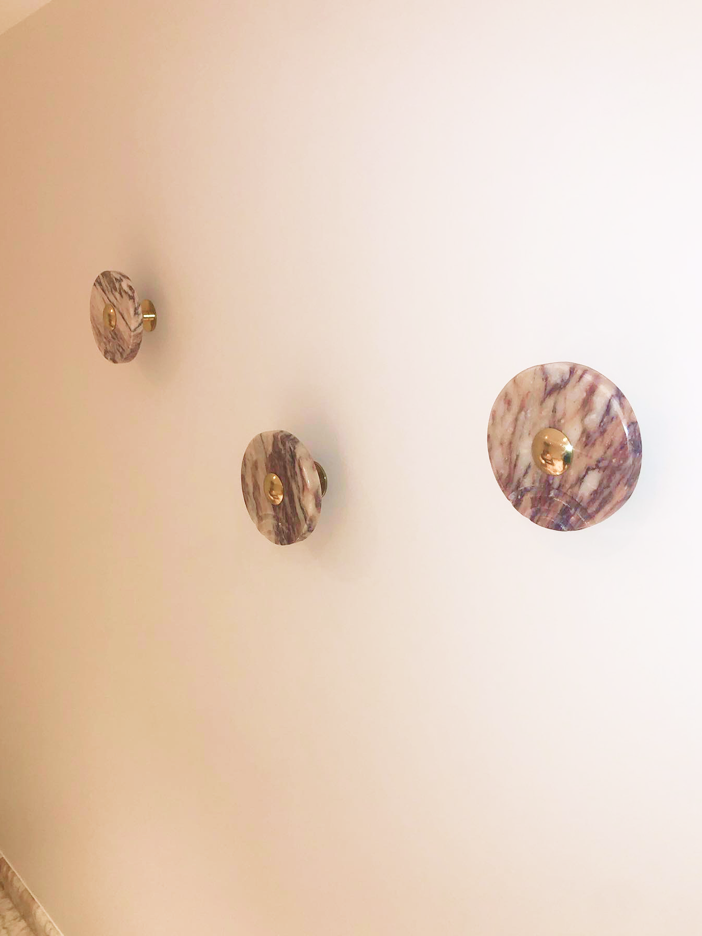 Photo de portes serviettes, en marbre et en laiton, forgés dans l'atelier Vallet d'Art par notre artisan ferronnier, sur la côte d'azur
