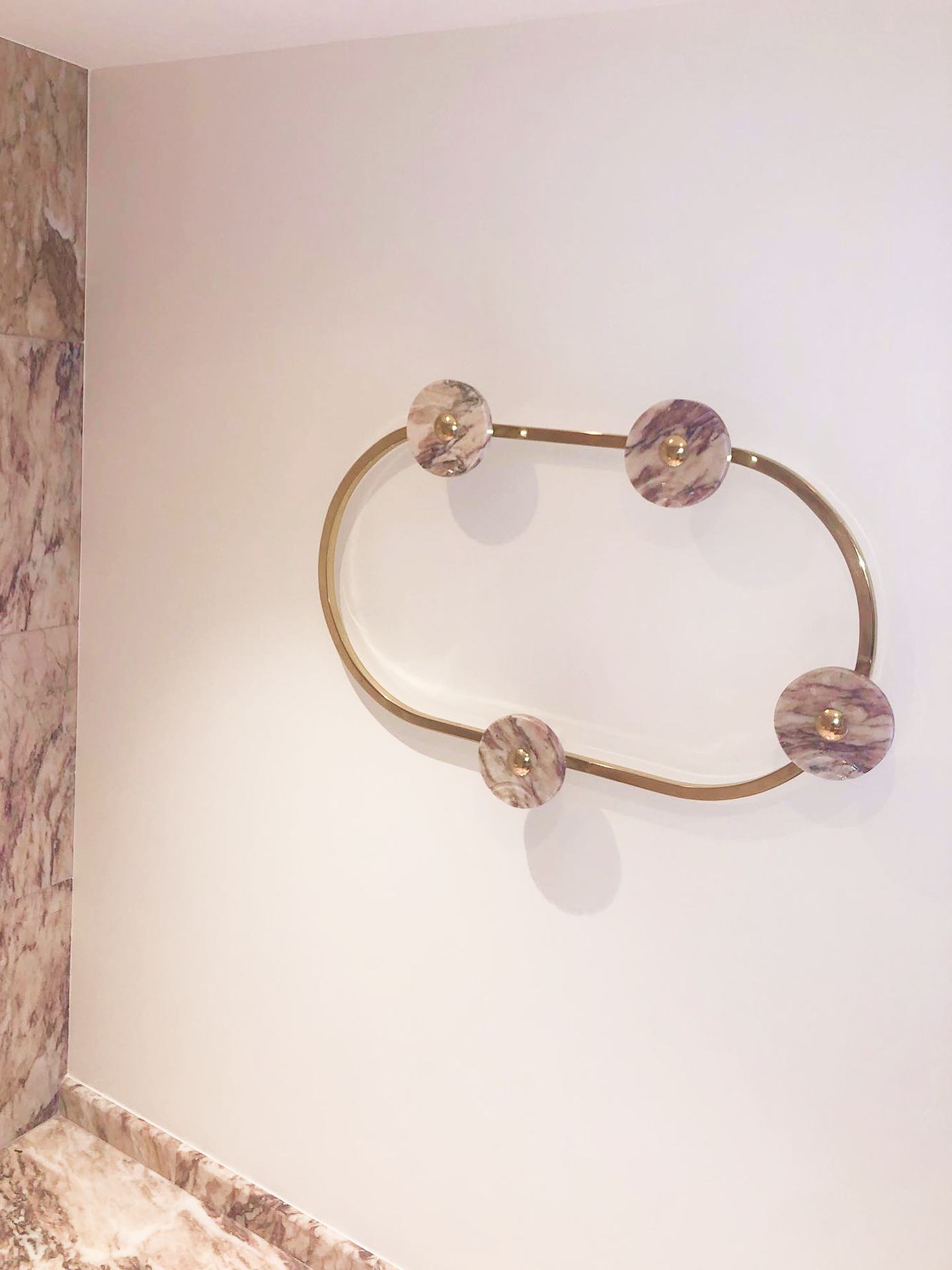 Photo d'un porte serviettes, en marbre et en laiton, forgé dans l'atelier Vallet d'Art par notre artisan ferronnier, sur la côte d'azur